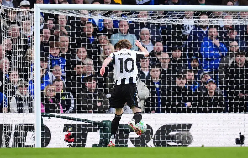 Gol de Anthony Gordon ante el Chelsea | AP