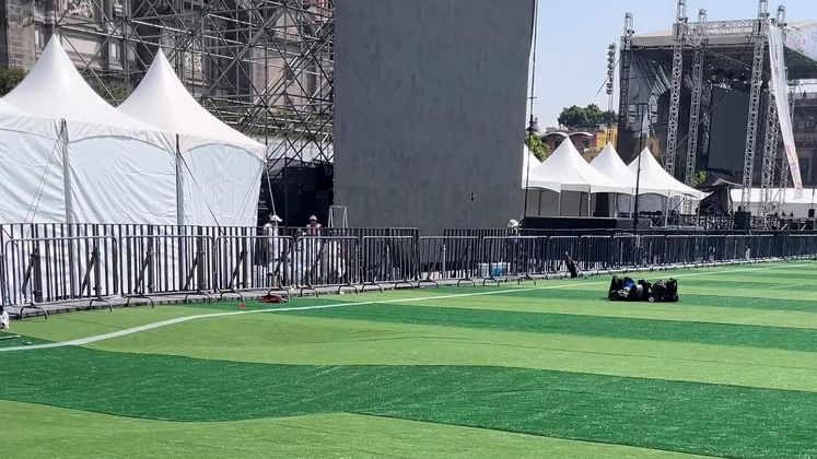 Zócalo de la CDMX presenta desniveles marcados previo a la Megaclase de Futbol