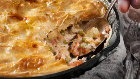 El tradicional pastel de pollo será uno de los platillos principales que degustarán las estrellas de Hollywood tras la ceremonia. / iStock