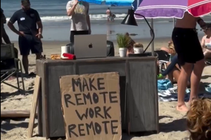 VIDEO: Trabajadores remotos convierten la arena de Pacific Beach en oficina frente al mar