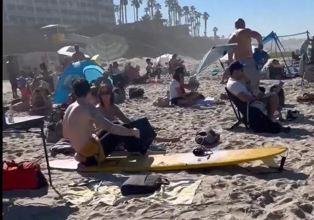 Trabajadores remotos instalaron laptops y escritorios improvisados en la arena de Pacific Beach. / X