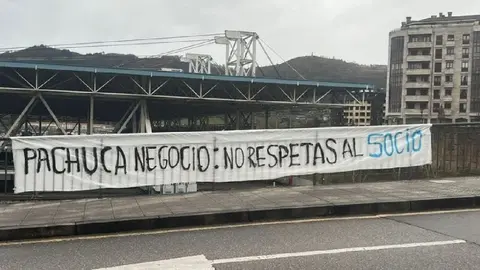 Protestas de la afición del Real Oviedo I @Barras_LATAM