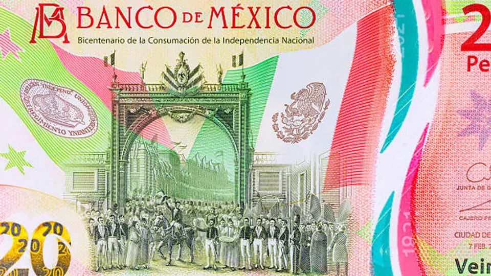 Elementos de seguridad como hilos y relieves táctiles ayudan a identificar billetes auténticos frente a piezas apócrifas. / iStock