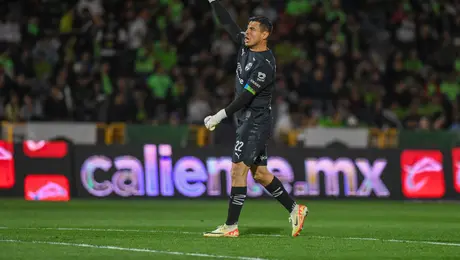 ¡Con el rosario en la mano! Monterrey rescata el empate ante FC Juárez con Mochis Cárdenas como figura
