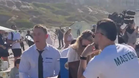 El código de vestimenta: “corporativo arriba, modo playa abajo” fue la sensación del encuentro. / X