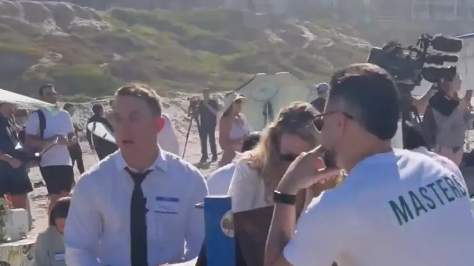 El código de vestimenta: “corporativo arriba, modo playa abajo” fue la sensación del encuentro. / X