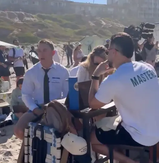 El código de vestimenta: “corporativo arriba, modo playa abajo” fue la sensación del encuentro. / X