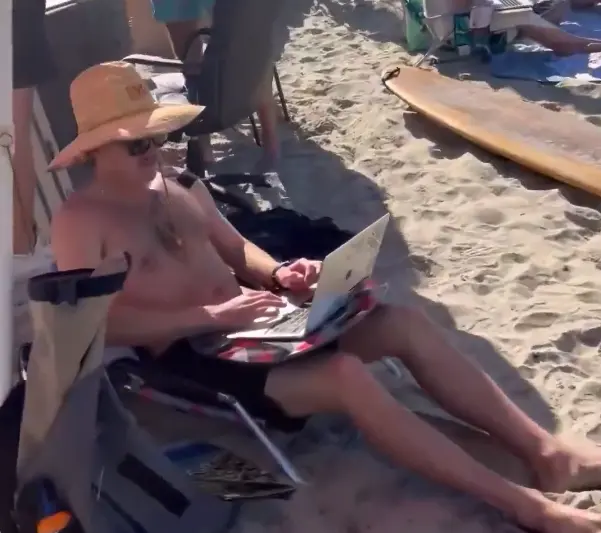 La escena parecía más un día de vacaciones que una jornada laboral. / X