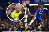 Insólita imagen en la Premier League: árbitro queda atrapado entre jugadores del Chelsea antes del partido