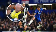 Insólita imagen en la Premier League: árbitro queda atrapado entre jugadores del Chelsea antes del partido