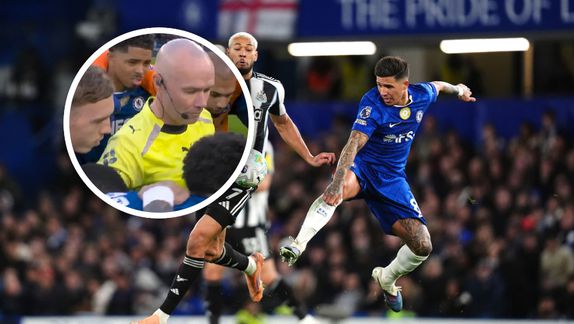 Insólita imagen en la Premier League: árbitro queda atrapado entre jugadores del Chelsea antes del partido