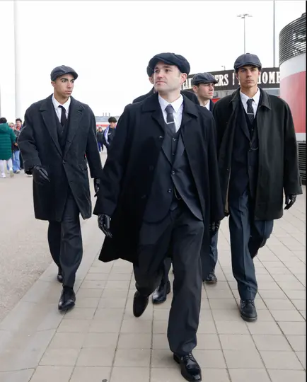 Actores caracterizados de Peaky Blinders en el Riyadh Air Metropolitano l X: @Atleti