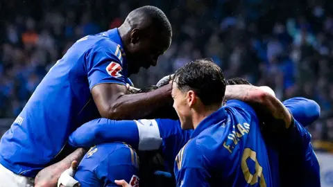 Real Oviedo vence al Valencia con todo y protestas de la afición