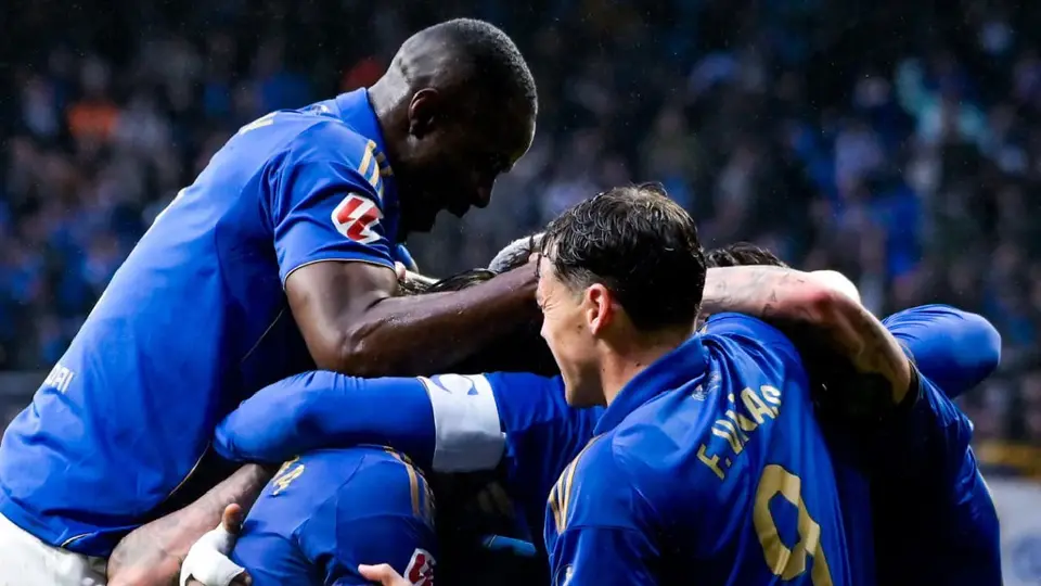Real Oviedo vence al Valencia con todo y protestas de la afición