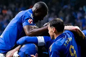 Real Oviedo vence al Valencia con todo y protestas de la afición