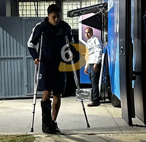 Iker Fimbres en muletas tras el partido entre Juárez y Monterrey | Multimedios Deportes