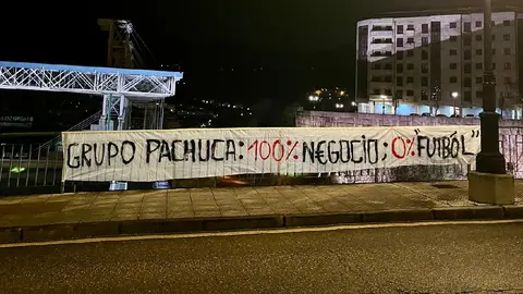 Afición del Real Oviedo protesta contra Grupo Pachuca I @Barras_LATAM