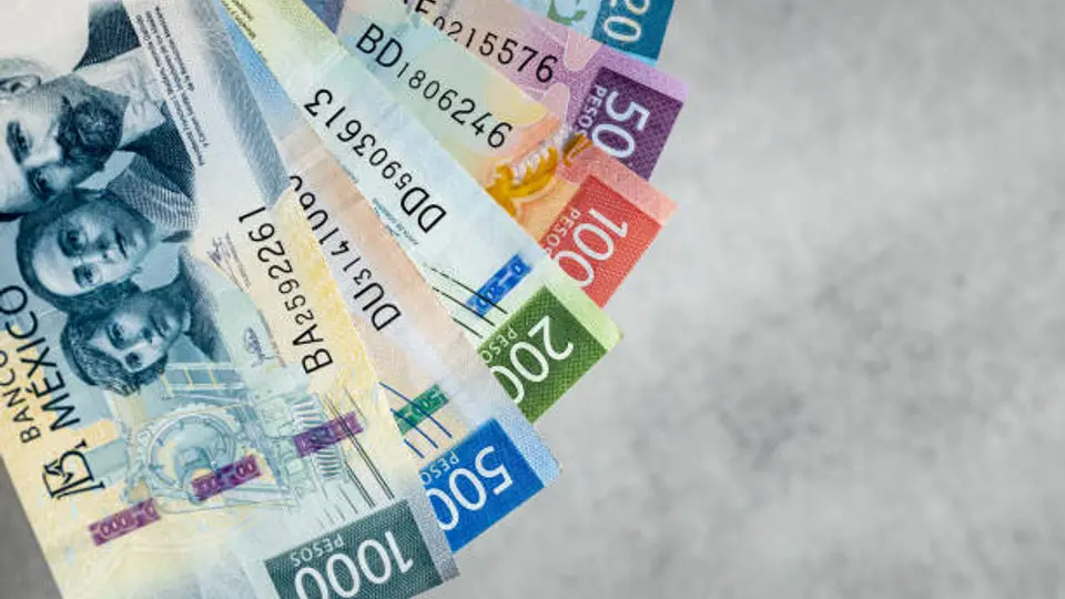 Legalmente, hacer pagos con billetes falsos a sabiendas constituye un delito federal. / iStock