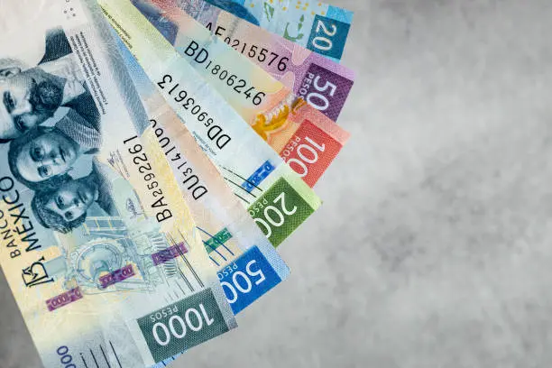 Legalmente, hacer pagos con billetes falsos a sabiendas constituye un delito federal. / iStock