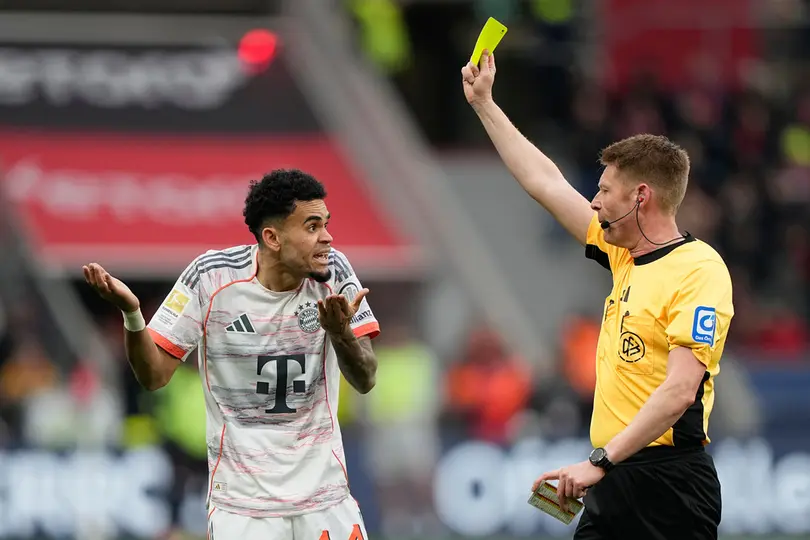 Luis Díaz recibiendo la segunda amarilla en el partido l AP