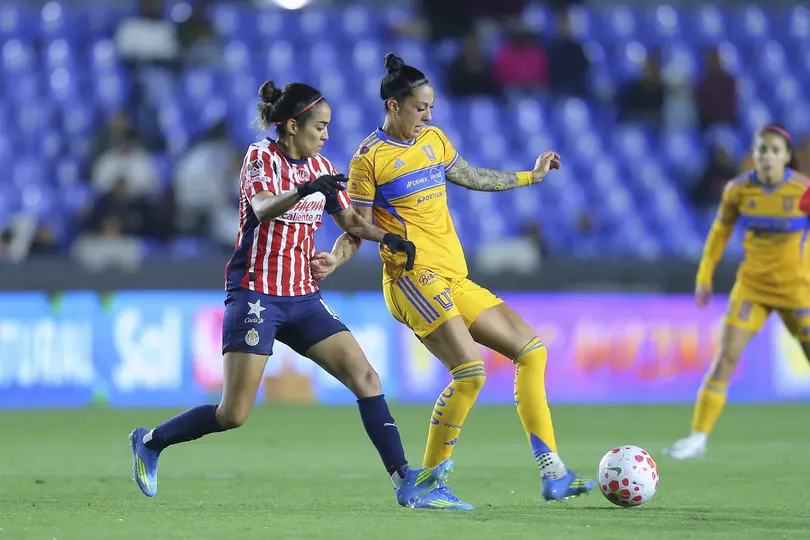 Carolina Jaramillo y Jenni Hermoso en el partido de Chivas contra Tigres en el Clausura 2026 de la Liga MX Femenil | IMAGO 7