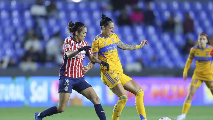 Carolina Jaramillo y Jenni Hermoso en el partido de Chivas contra Tigres en el Clausura 2026 de la Liga MX Femenil | IMAGO 7