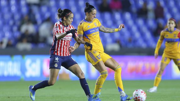 Carolina Jaramillo y Jenni Hermoso en el partido de Chivas contra Tigres en el Clausura 2026 de la Liga MX Femenil | IMAGO 7