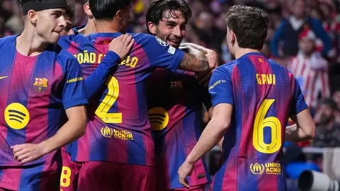 Jugadores de Barcelona felicitan a Ferran Torres por su gol contra Atlético de Madrid | AP
