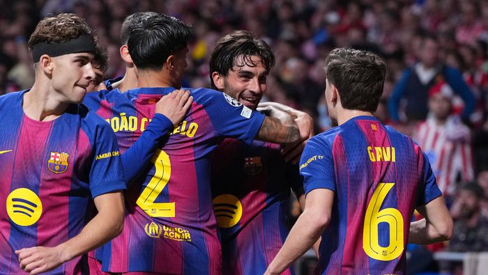 Jugadores de Barcelona felicitan a Ferran Torres por su gol contra Atlético de Madrid | AP