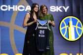 Gabriela Jaquez posa con la comisionada de la WNBA Cathy Engelbert tras su selección en el Draft | AP