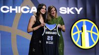 Gabriela Jaquez posa con la comisionada de la WNBA Cathy Engelbert tras su selección en el Draft | AP