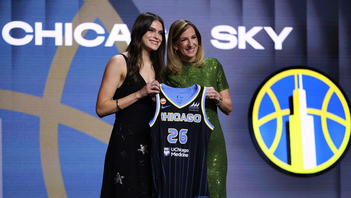 Gabriela Jaquez posa con la comisionada de la WNBA Cathy Engelbert tras su selección en el Draft | AP
