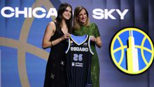 Gabriela Jaquez posa con la comisionada de la WNBA Cathy Engelbert tras su selección en el Draft | AP