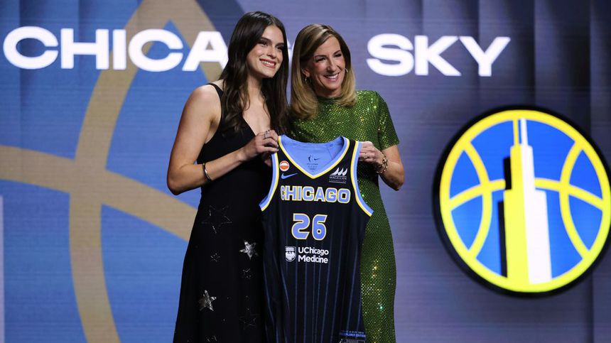 Gabriela Jaquez posa con la comisionada de la WNBA Cathy Engelbert tras su selección en el Draft | AP