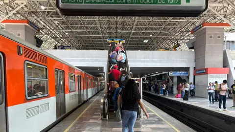 Usuarios enfrentan retrasos y saturación tras paros escalonados en varias líneas./ Georgina Sánchez