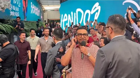 La producción preparó una alfombra roja para recibir a los actores de la icónica serie./ Captura de pantalla