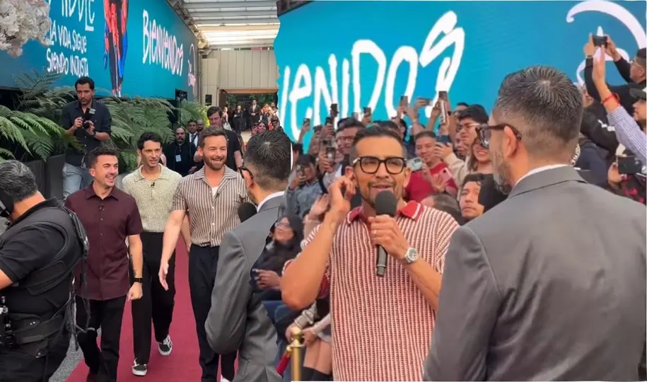 La producción preparó una alfombra roja para recibir a los actores de la icónica serie./ Captura de pantalla