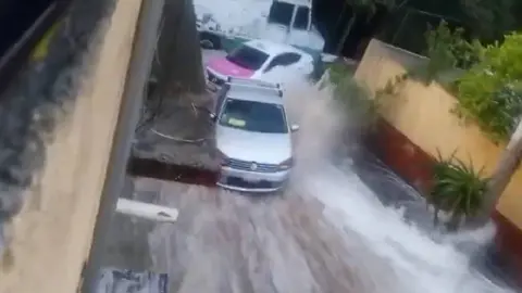La mega fuga de agua arrastró varios carros en la colonia Torres de Potrero/X: @ArturoVill7