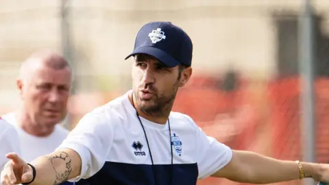 Fábregas dirigiendo al Como l X: @cesc4official