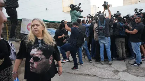 Campamento de manifestantes afuera de la audiencia de Diego Maradona l AP