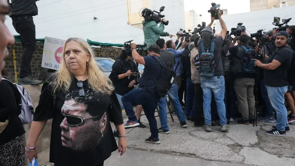 Campamento de manifestantes afuera de la audiencia de Diego Maradona l AP