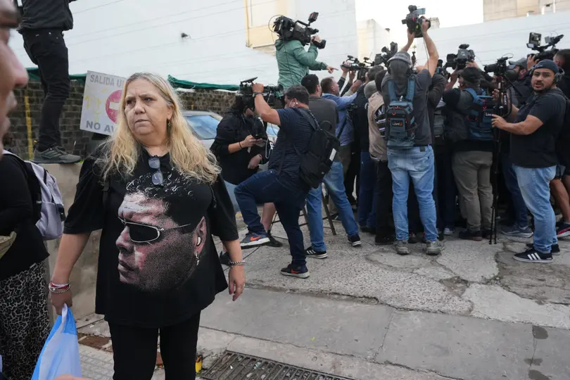 Campamento de manifestantes afuera de la audiencia de Diego Maradona l AP