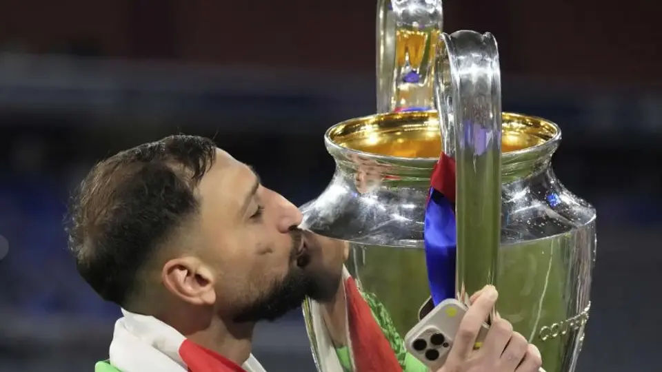 Donnarumma besando la orejona l AP