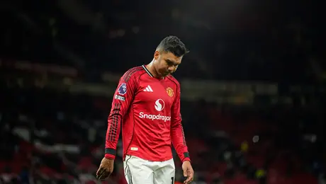 Leeds le propinó una derrota dolorosa al Manchester United que se quedó con un hombre menos