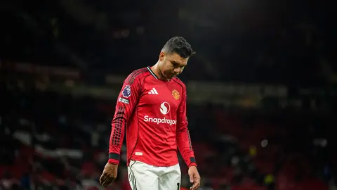 Leeds le propinó una derrota dolorosa al Manchester United que se quedó con un hombre menos