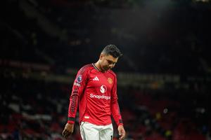 Leeds le propinó una derrota dolorosa al Manchester United que se quedó con un hombre menos