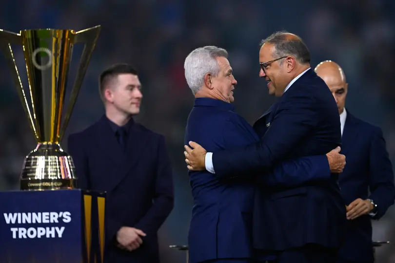 Javier Aguirre y Victor Montagliani, presidente de Concacaf, en la ceremonia de premiación de la Copa Oro 2025 | MEXSPORT