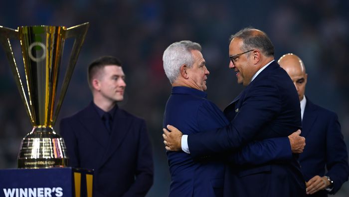Javier Aguirre y Victor Montagliani, presidente de Concacaf, en la ceremonia de premiación de la Copa Oro 2025 | MEXSPORT