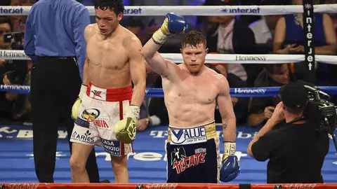 'Canelo' Álvarez en celebración en el combate de 2017 contra Julio César Chávez | MEXSPORT