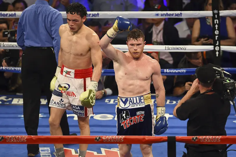 'Canelo' Álvarez en celebración en el combate de 2017 contra Julio César Chávez | MEXSPORT